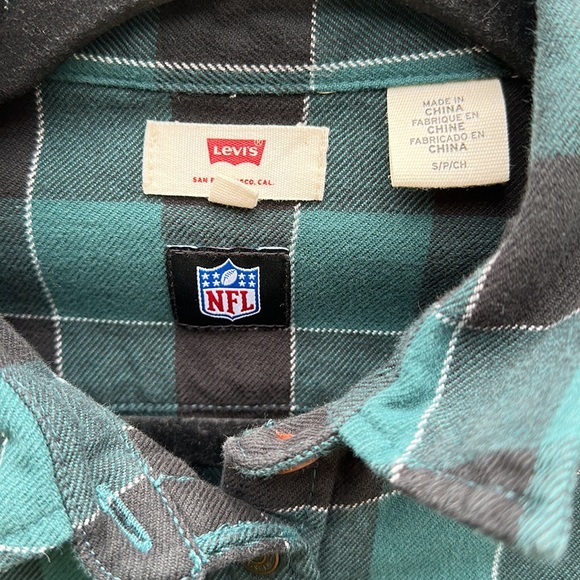 Levi’s 🔥 NFL Philadelphia Eagles Football Flannel Plaid Button Down Shirt Sz S - Picture 2 of 8